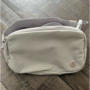 Lululemon Everywhere belt bag-new without tags